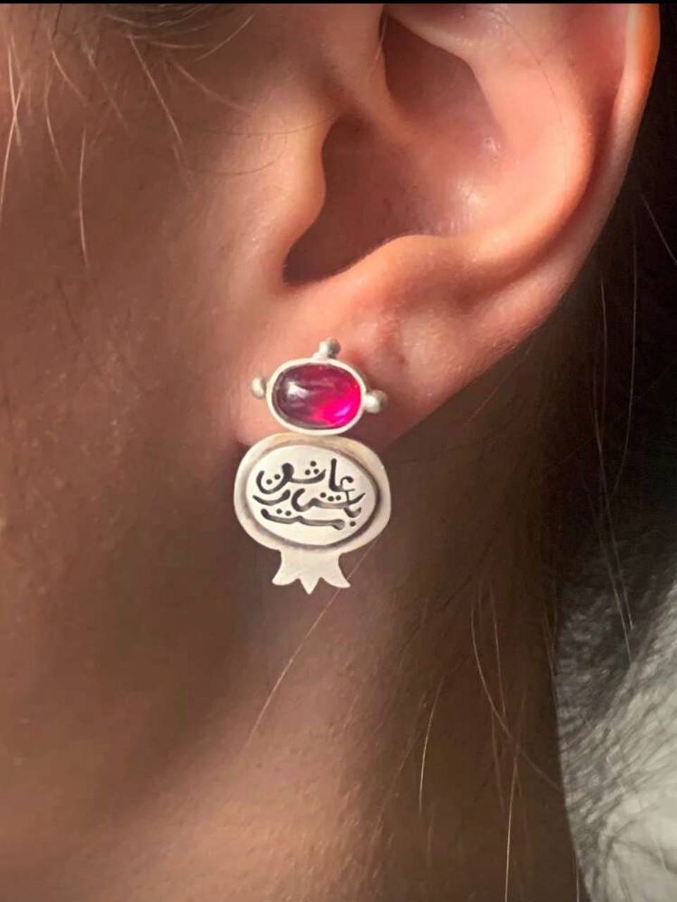 Silver pomegranate-shaped earring with ruby cabochon and calligraphy